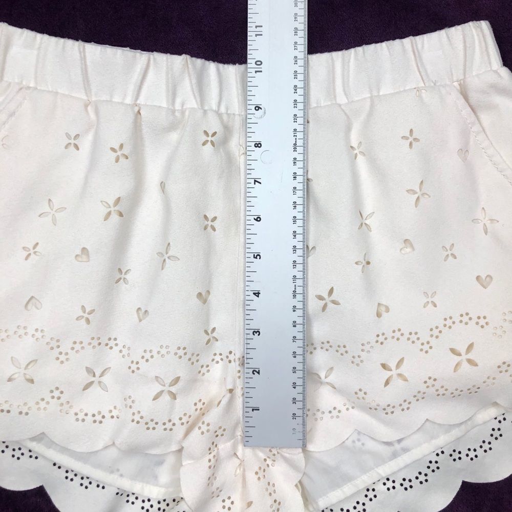 H&M Divided Cream White Laser Cut High Rise Shorts Size 8 - Picture 3 of 5